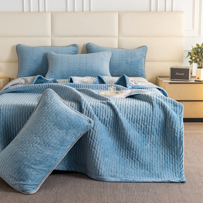 91家纺网 家纺一手货源 找家纺 梓依家纺 2025新款牛奶绒花边单床盖三件套四件套 海洋蓝