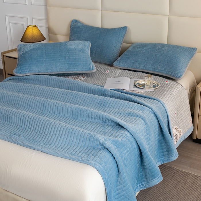 91家纺网 家纺一手货源 找家纺 梓依家纺 2025新款牛奶绒花边单床盖三件套四件套 海洋蓝