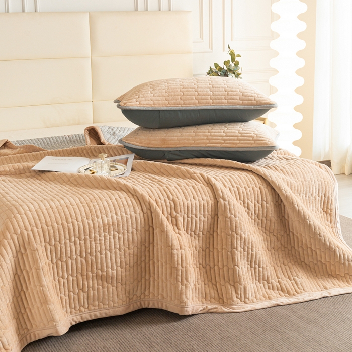 91家纺网 家纺一手货源 找家纺 梓依家纺 2025新款牛奶绒花边单床盖三件套四件套 奶茶色