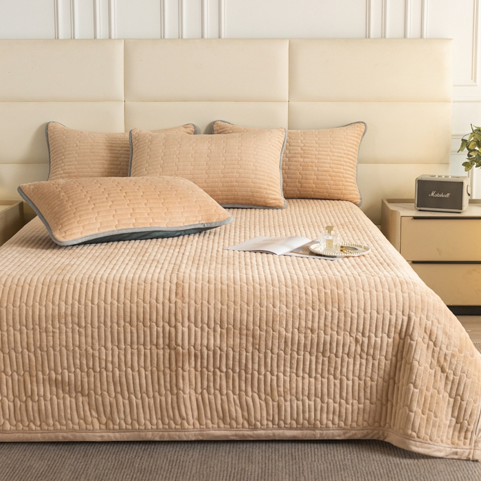 91家纺网 家纺一手货源 找家纺 梓依家纺 2025新款牛奶绒花边单床盖三件套四件套 奶茶色