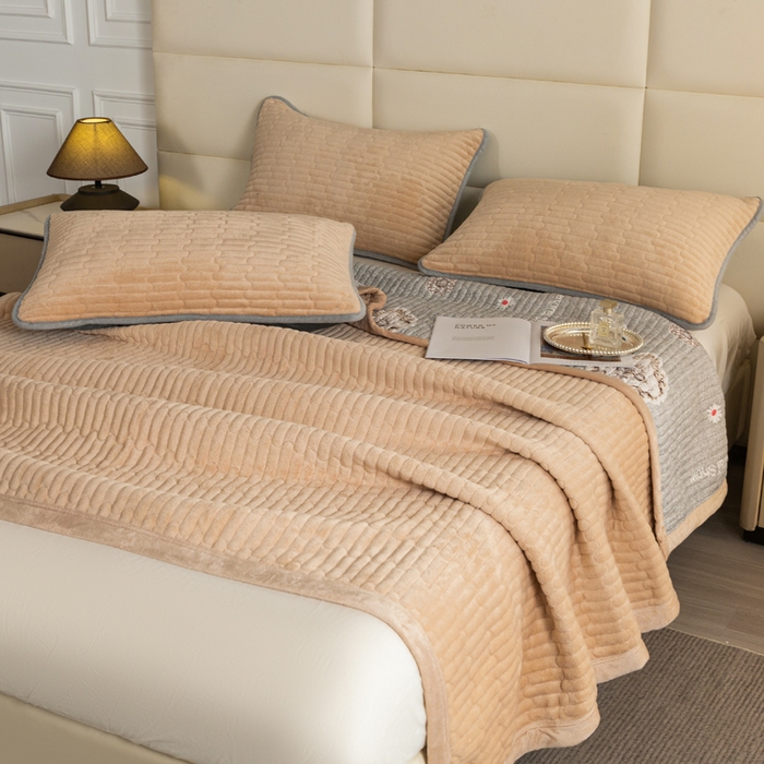 91家纺网 家纺一手货源 找家纺 梓依家纺 2025新款牛奶绒花边单床盖三件套四件套 奶茶色