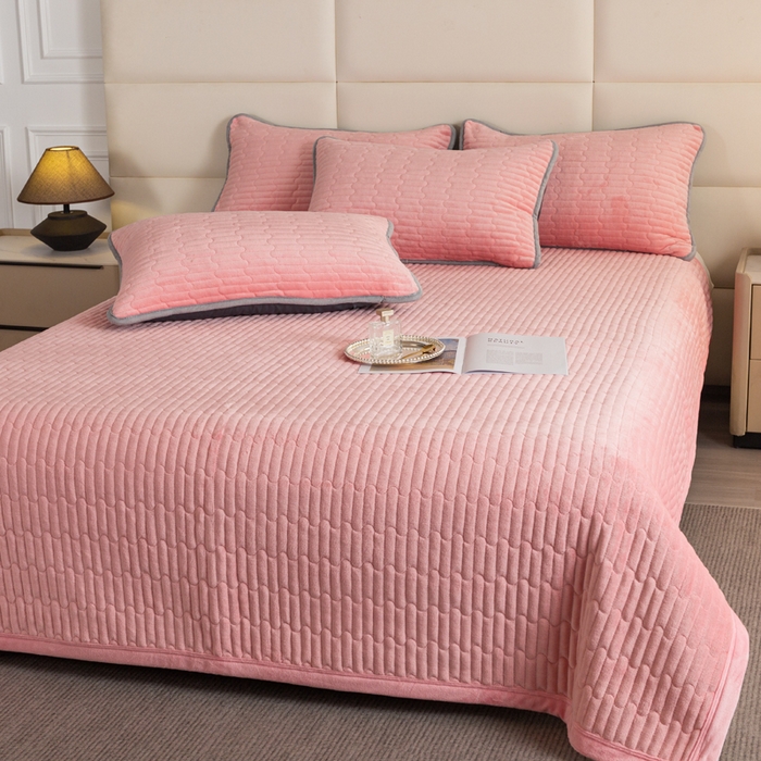 91家纺网 家纺一手货源 找家纺 梓依家纺 2025新款牛奶绒花边单床盖三件套四件套 樱花粉