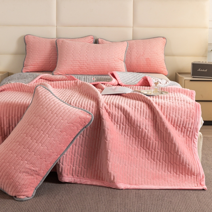 91家纺网 家纺一手货源 找家纺 梓依家纺 2025新款牛奶绒花边单床盖三件套四件套 樱花粉