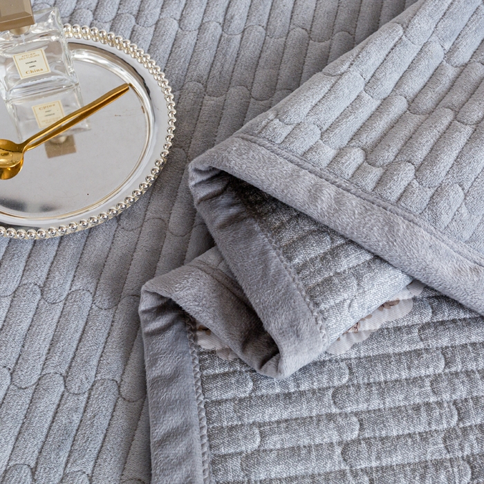 91家纺网 家纺一手货源 找家纺 梓依家纺 2025新款牛奶绒花边单床盖三件套四件套 优雅灰