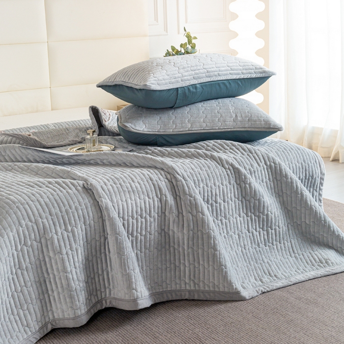 91家纺网 家纺一手货源 找家纺 梓依家纺 2025新款牛奶绒花边单床盖三件套四件套 优雅灰