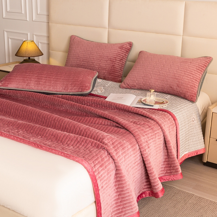 91家纺网 家纺一手货源 找家纺 梓依家纺 2025新款牛奶绒花边单床盖三件套四件套 砖红色