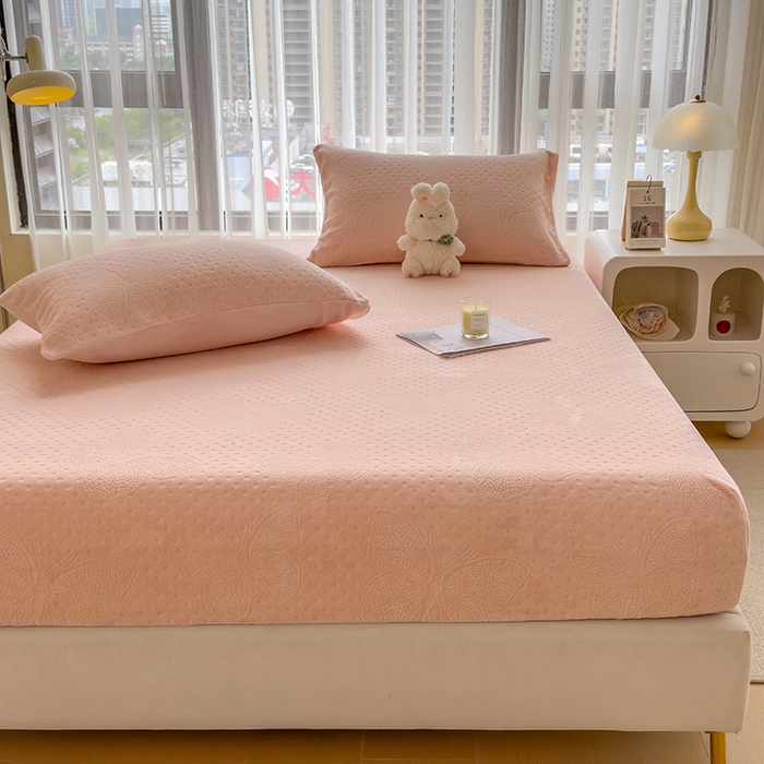 91家纺网 家纺一手货源 找家纺 摩妮卡 2025新款小清新雕花牛奶绒床笠单床笠床笠三件套 简爱粉