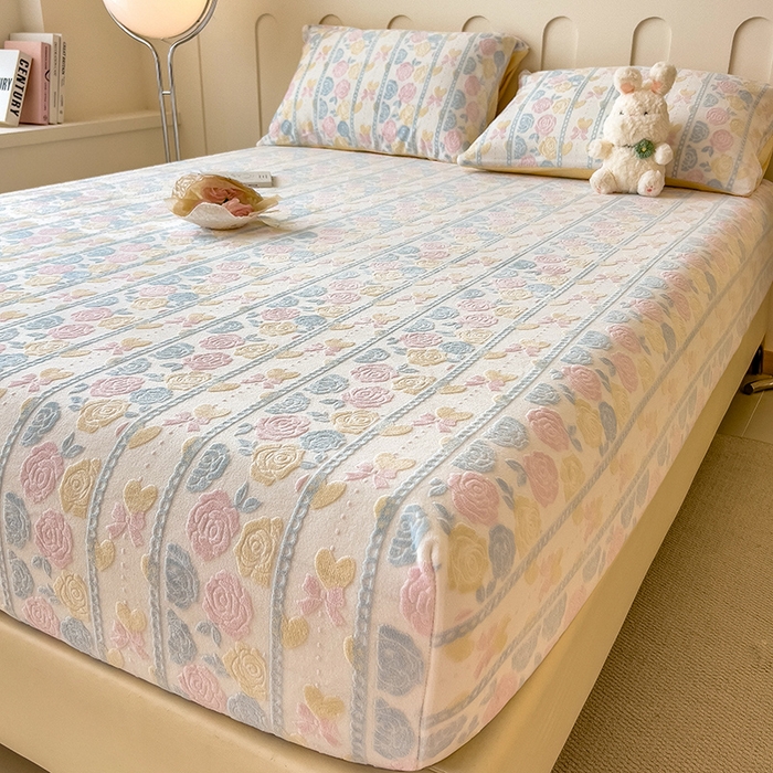 91家纺网 家纺一手货源 找家纺 （总）摩妮卡 2025新款小清新雕花牛奶绒床笠单床笠床笠三件套