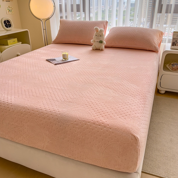 91家纺网 家纺一手货源 找家纺 摩妮卡 2025新款小清新雕花牛奶绒床笠单床笠床笠三件套 简爱粉