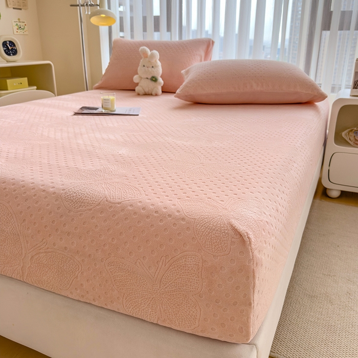 91家纺网 家纺一手货源 找家纺 摩妮卡 2025新款小清新雕花牛奶绒床笠单床笠床笠三件套 简爱粉