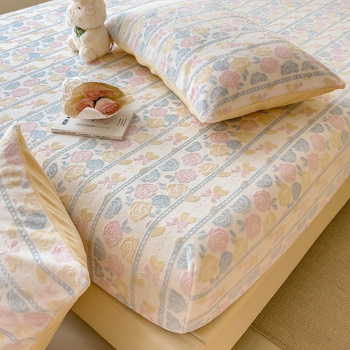 91家纺网 家纺一手货源 找家纺 （总）摩妮卡 2025新款小清新雕花牛奶绒床笠单床笠床笠三件套