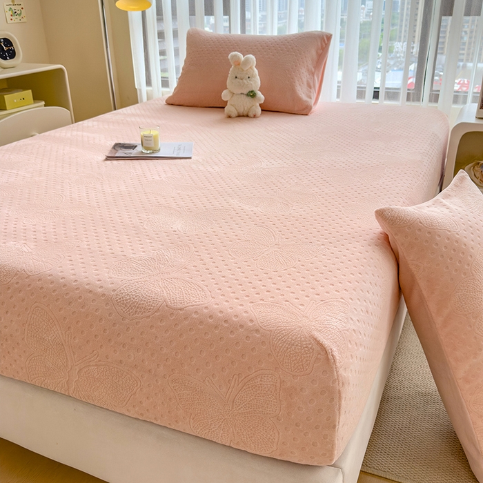 91家纺网 家纺一手货源 找家纺 摩妮卡 2025新款小清新雕花牛奶绒床笠单床笠床笠三件套 简爱粉