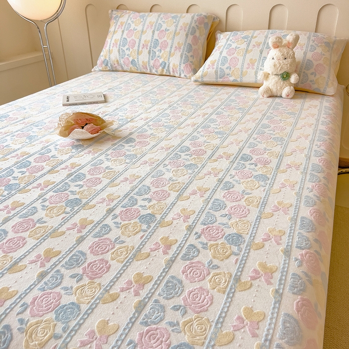 91家纺网 家纺一手货源 找家纺 （总）摩妮卡 2025新款小清新雕花牛奶绒床笠单床笠床笠三件套