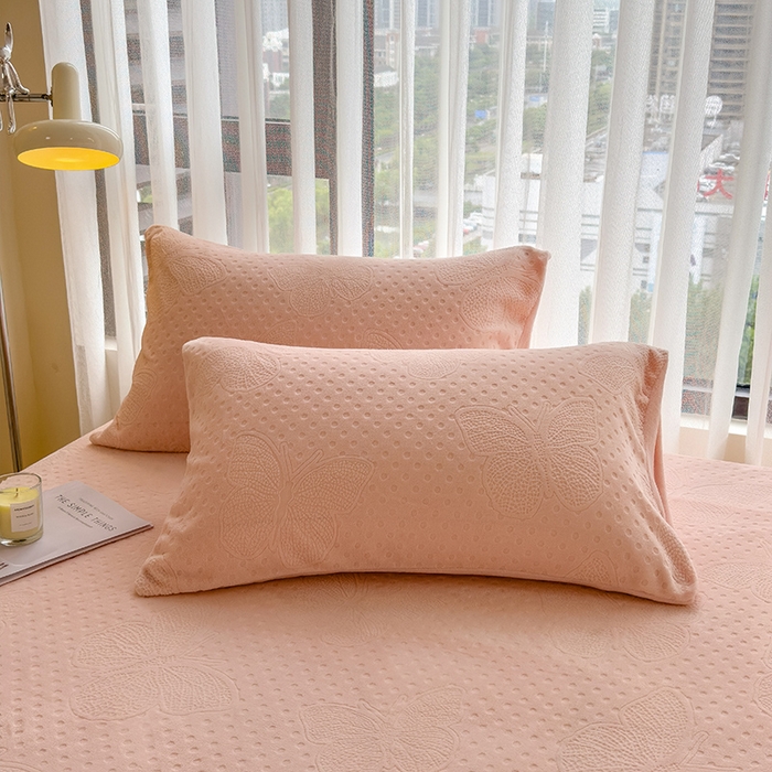 91家纺网 家纺一手货源 找家纺 摩妮卡 2025新款小清新雕花牛奶绒床笠单床笠床笠三件套 简爱粉