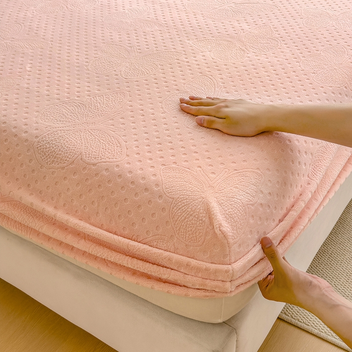 91家纺网 家纺一手货源 找家纺 摩妮卡 2025新款小清新雕花牛奶绒床笠单床笠床笠三件套 简爱粉