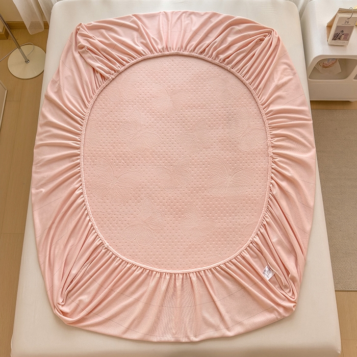 91家纺网 家纺一手货源 找家纺 摩妮卡 2025新款小清新雕花牛奶绒床笠单床笠床笠三件套 简爱粉