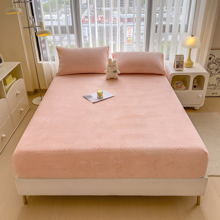 91家纺网 家纺一手货源 找家纺 摩妮卡 2025新款小清新雕花牛奶绒床笠单床笠床笠三件套 简爱粉