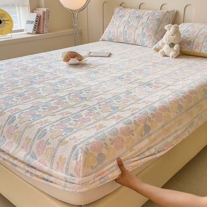 91家纺网 家纺一手货源 找家纺 （总）摩妮卡 2025新款小清新雕花牛奶绒床笠单床笠床笠三件套