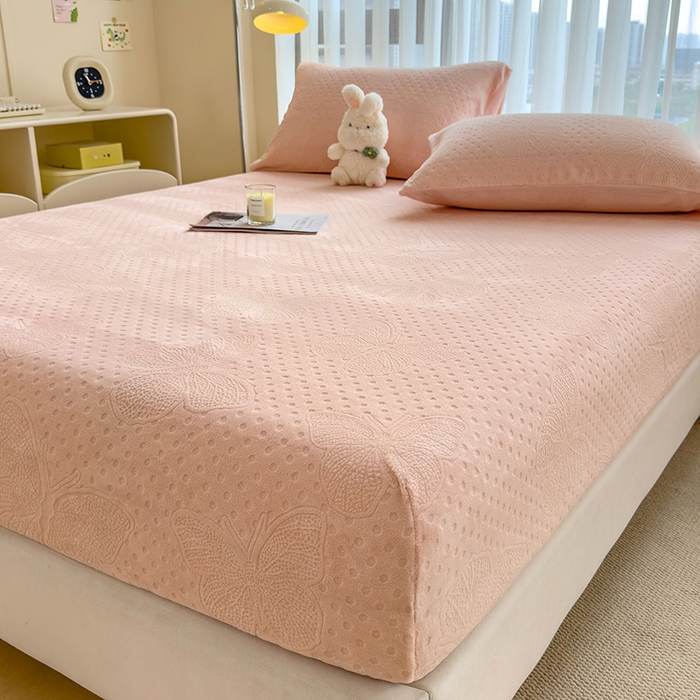 91家纺网 家纺一手货源 找家纺 摩妮卡 2025新款小清新雕花牛奶绒床笠单床笠床笠三件套 简爱粉