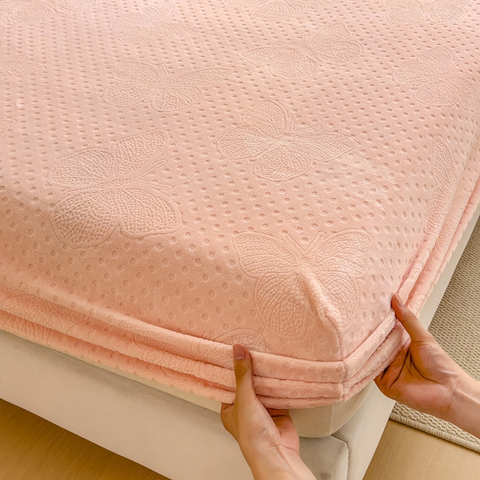 91家纺网 家纺一手货源 找家纺 摩妮卡 2025新款小清新雕花牛奶绒床笠单床笠床笠三件套 简爱粉