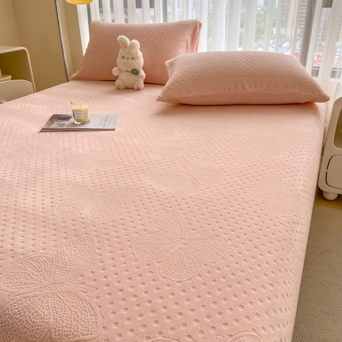 91家纺网 家纺一手货源 找家纺 摩妮卡 2025新款小清新雕花牛奶绒床笠单床笠床笠三件套 简爱粉