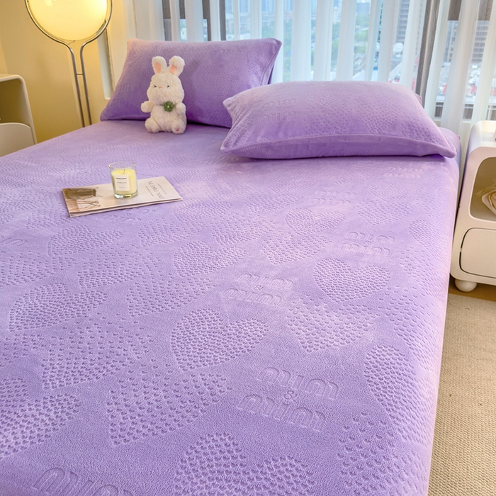 91家纺网 家纺一手货源 找家纺 摩妮卡 2025新款小清新雕花牛奶绒床笠单床笠床笠三件套 莫妮紫