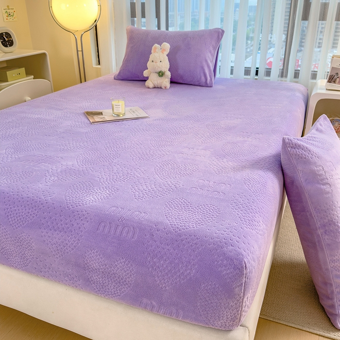 91家纺网 家纺一手货源 找家纺 摩妮卡 2025新款小清新雕花牛奶绒床笠单床笠床笠三件套 莫妮紫