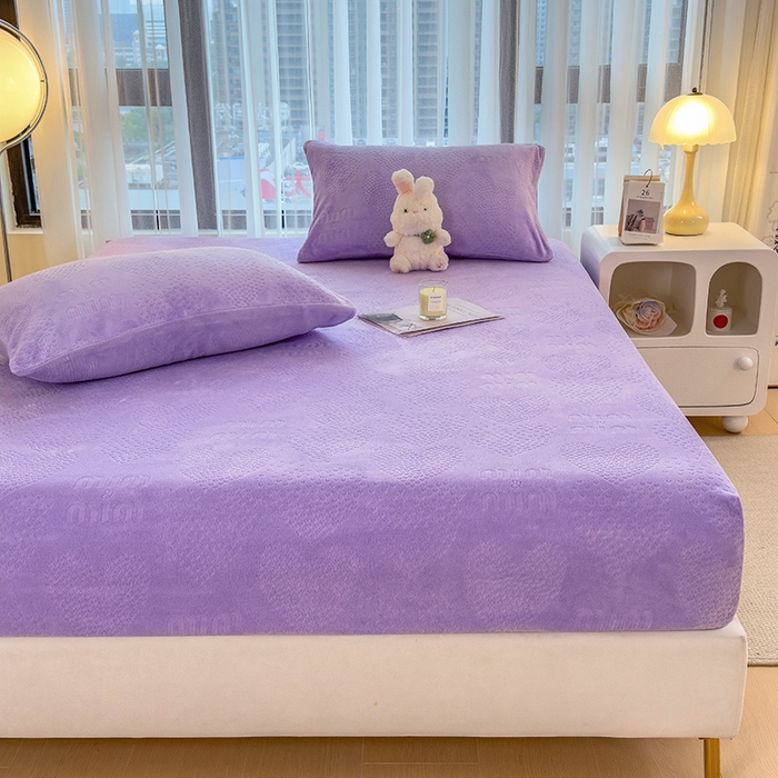 91家纺网 家纺一手货源 找家纺 摩妮卡 2025新款小清新雕花牛奶绒床笠单床笠床笠三件套 莫妮紫