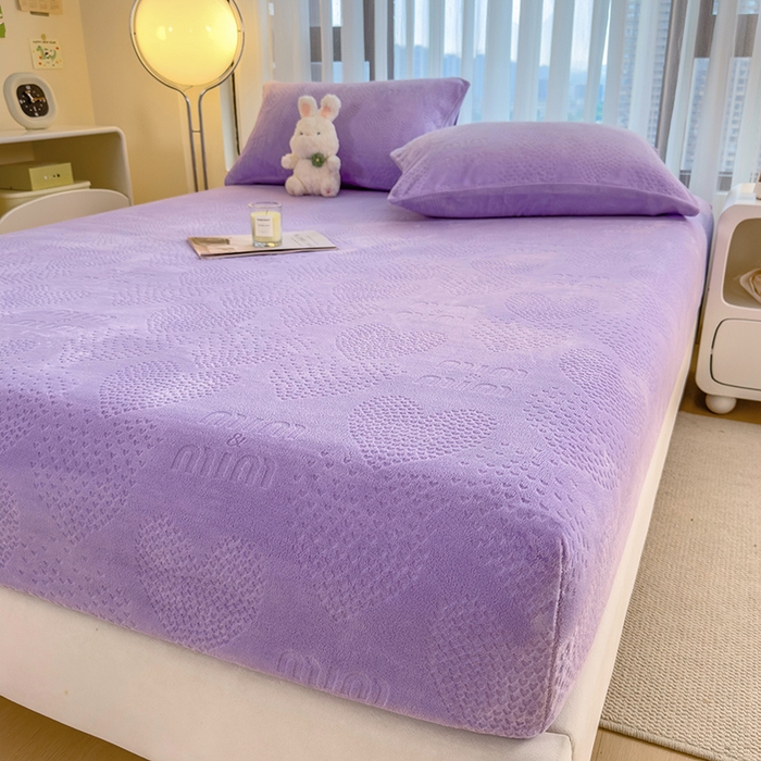 91家纺网 家纺一手货源 找家纺 摩妮卡 2025新款小清新雕花牛奶绒床笠单床笠床笠三件套 莫妮紫