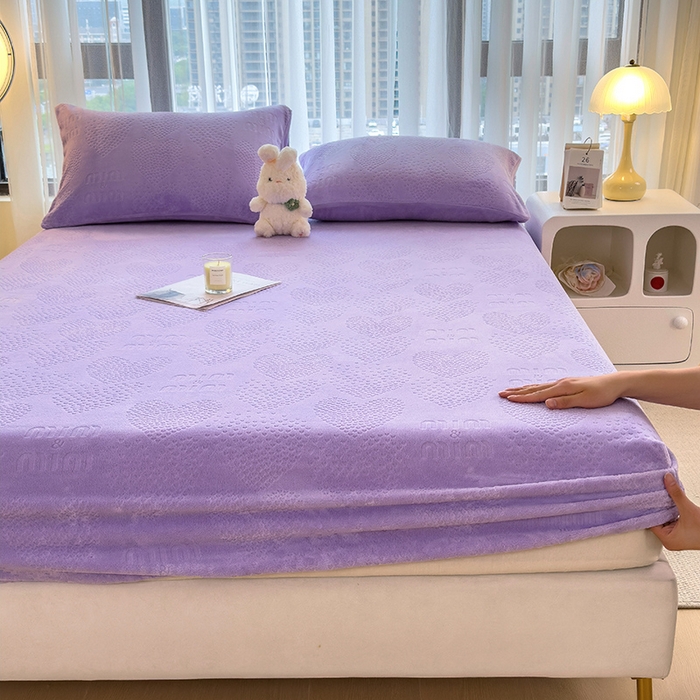 91家纺网 家纺一手货源 找家纺 摩妮卡 2025新款小清新雕花牛奶绒床笠单床笠床笠三件套 莫妮紫