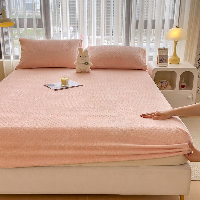 91家纺网 家纺一手货源 找家纺 摩妮卡 2025新款小清新雕花牛奶绒床笠单床笠床笠三件套 简爱粉