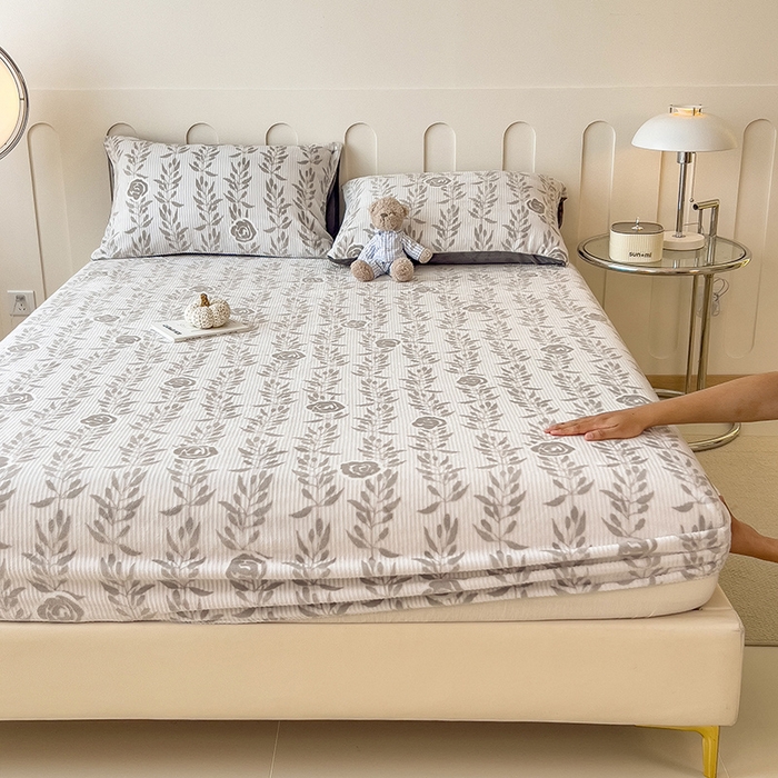 91家纺网 家纺一手货源 找家纺 摩妮卡 2025新款小清新雕花牛奶绒床笠单床笠床笠三件套 朵缇-灰