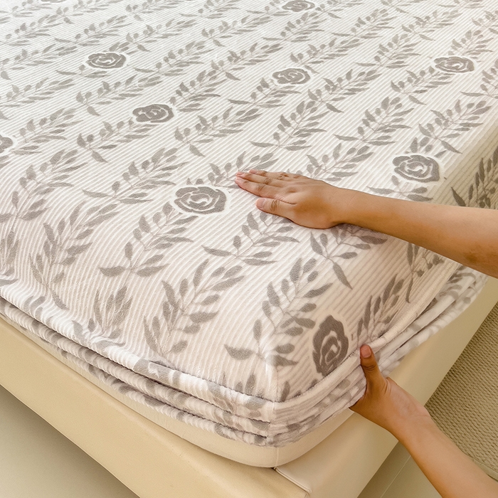 91家纺网 家纺一手货源 找家纺 摩妮卡 2025新款小清新雕花牛奶绒床笠单床笠床笠三件套 朵缇-灰