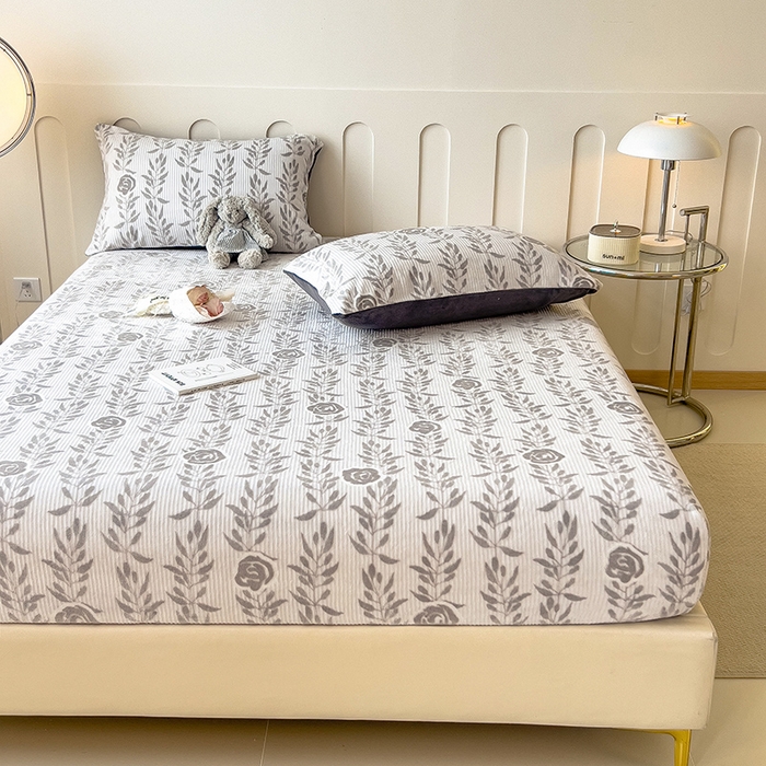 91家纺网 家纺一手货源 找家纺 摩妮卡 2025新款小清新雕花牛奶绒床笠单床笠床笠三件套 朵缇-灰