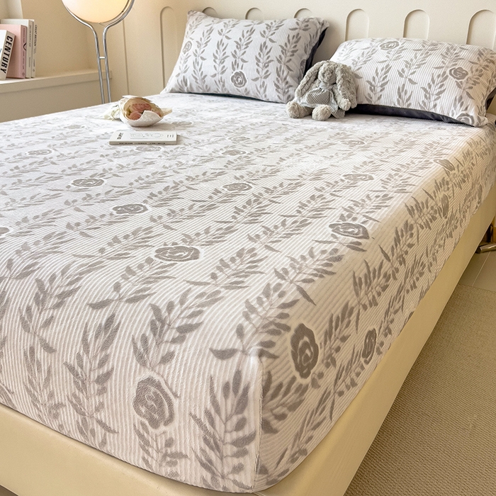 91家纺网 家纺一手货源 找家纺 摩妮卡 2025新款小清新雕花牛奶绒床笠单床笠床笠三件套 朵缇-灰