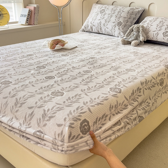 91家纺网 家纺一手货源 找家纺 摩妮卡 2025新款小清新雕花牛奶绒床笠单床笠床笠三件套 朵缇-灰