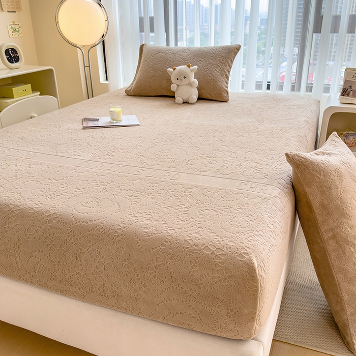 91家纺网 家纺一手货源 找家纺 摩妮卡 2025新款小清新雕花牛奶绒床笠单床笠床笠三件套 梵迪咖