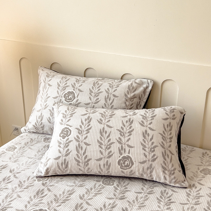 91家纺网 家纺一手货源 找家纺 摩妮卡 2025新款小清新雕花牛奶绒床笠单床笠床笠三件套 朵缇-灰