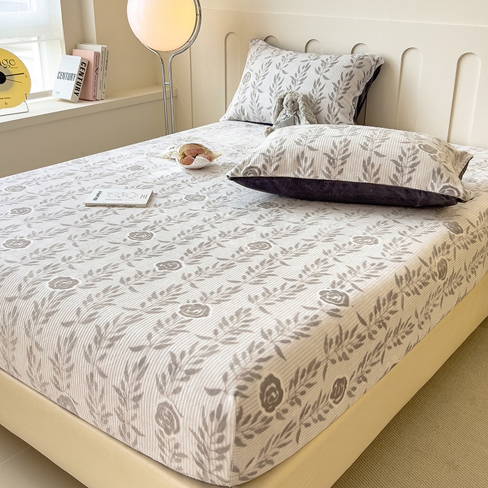 91家纺网 家纺一手货源 找家纺 摩妮卡 2025新款小清新雕花牛奶绒床笠单床笠床笠三件套 朵缇-灰