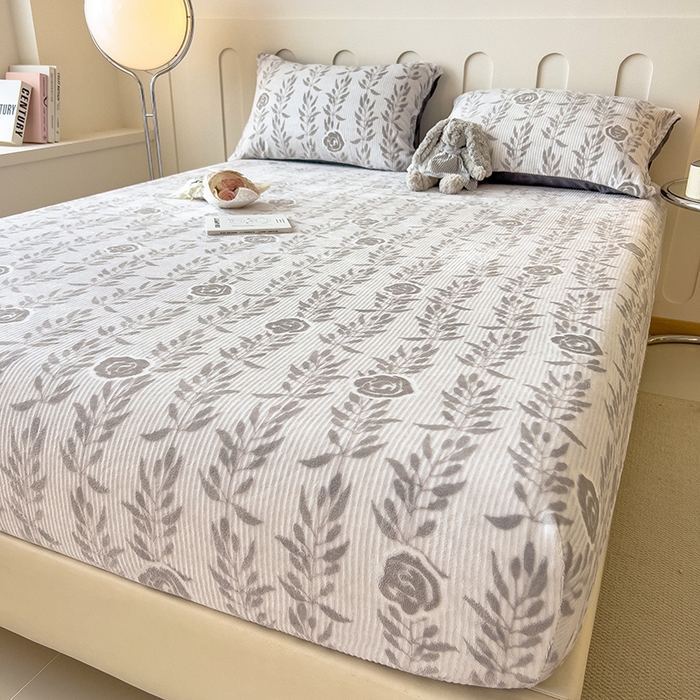 91家纺网 家纺一手货源 找家纺 摩妮卡 2025新款小清新雕花牛奶绒床笠单床笠床笠三件套 朵缇-灰