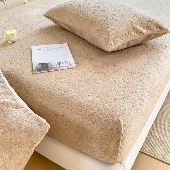 91家纺网 家纺一手货源 找家纺 摩妮卡 2025新款小清新雕花牛奶绒床笠单床笠床笠三件套 梵迪咖