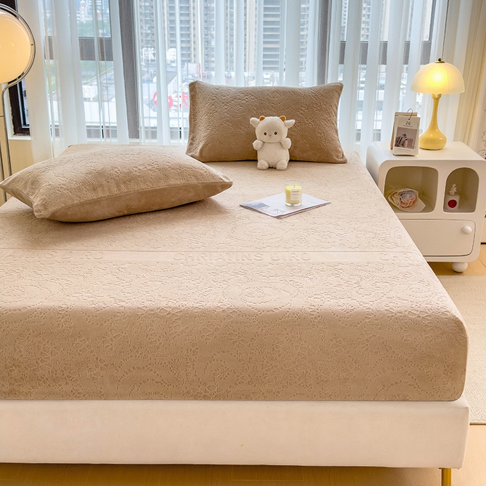 91家纺网 家纺一手货源 找家纺 摩妮卡 2025新款小清新雕花牛奶绒床笠单床笠床笠三件套 梵迪咖