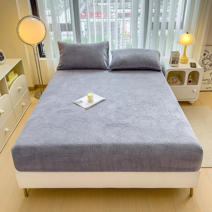 91家纺网 家纺一手货源 找家纺 摩妮卡 2025新款小清新雕花牛奶绒床笠单床笠床笠三件套 宝莉蓝