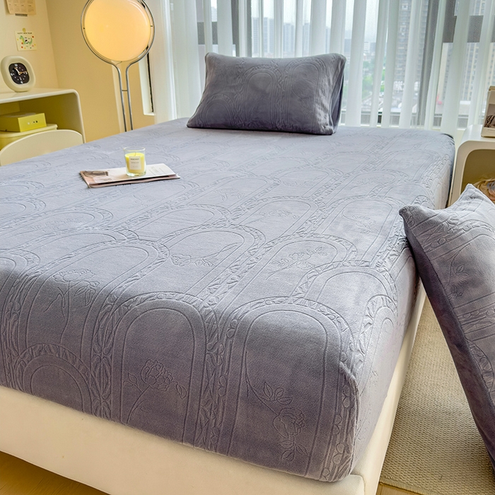 91家纺网 家纺一手货源 找家纺 摩妮卡 2025新款小清新雕花牛奶绒床笠单床笠床笠三件套 宝莉蓝