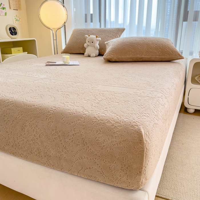 91家纺网 家纺一手货源 找家纺 摩妮卡 2025新款小清新雕花牛奶绒床笠单床笠床笠三件套 梵迪咖