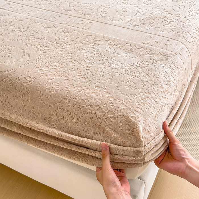 91家纺网 家纺一手货源 找家纺 摩妮卡 2025新款小清新雕花牛奶绒床笠单床笠床笠三件套 梵迪咖