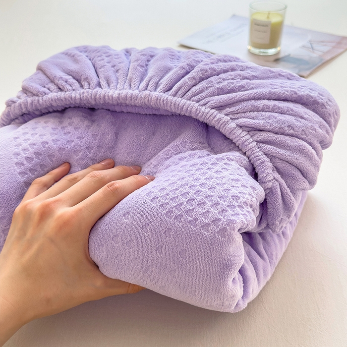 91家纺网 家纺一手货源 找家纺 摩妮卡 2025新款小清新雕花牛奶绒床笠单床笠床笠三件套 莫妮紫