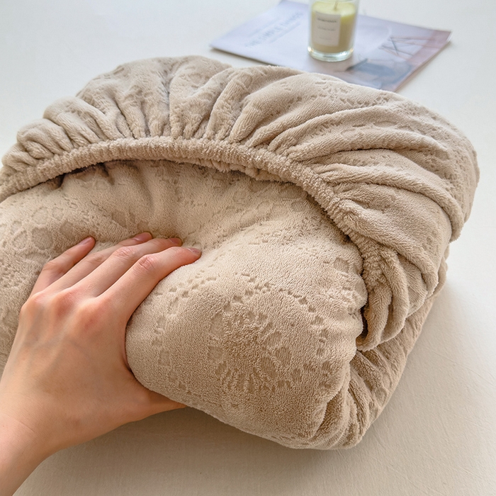 91家纺网 家纺一手货源 找家纺 摩妮卡 2025新款小清新雕花牛奶绒床笠单床笠床笠三件套 梵迪咖