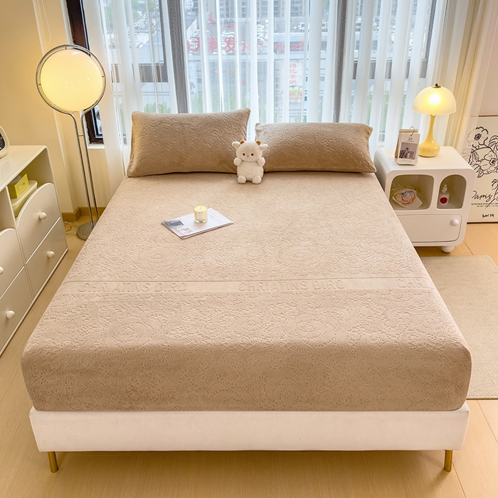 91家纺网 家纺一手货源 找家纺 摩妮卡 2025新款小清新雕花牛奶绒床笠单床笠床笠三件套 梵迪咖