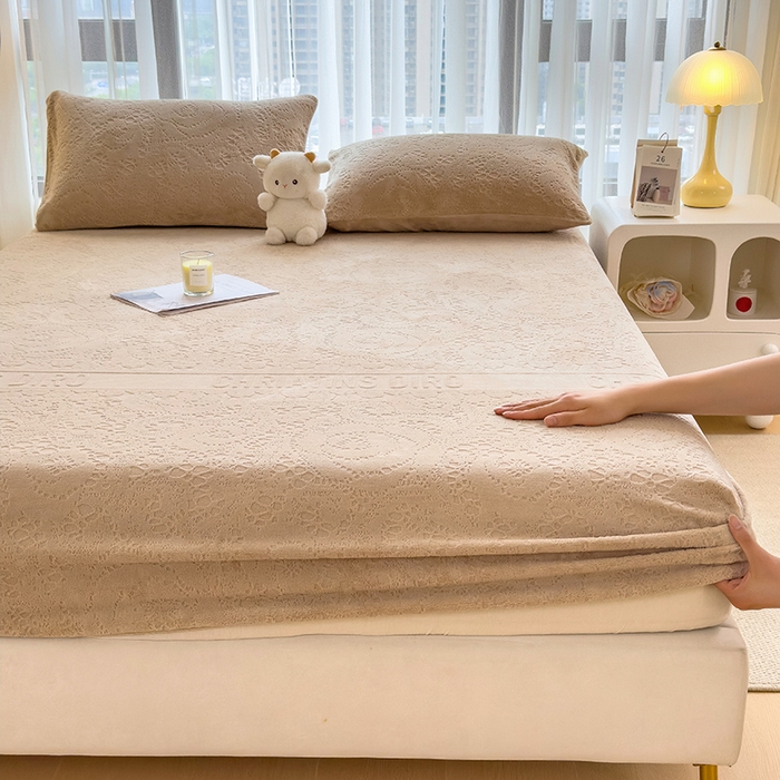 91家纺网 家纺一手货源 找家纺 摩妮卡 2025新款小清新雕花牛奶绒床笠单床笠床笠三件套 梵迪咖